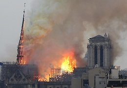 Incendio Notre-Dame: &egrave; crollata la guglia simbolo di Parigi, gente in lacrime