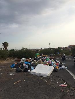 Catania, San Nullo: Viale Benedetto Croce cosparso di rifiuti