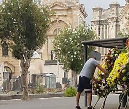 Catania, rubava fiori dal cimitero e percepiva reddito di cittadinanza