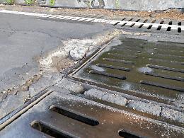 Trecastagni: tombini pericolosi nella Salita dei Saponari