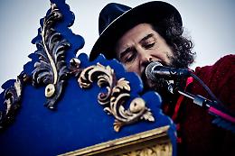 Vinicio Capossela, il cantastorie della "Ballate per Uomini e Bestie" a Catania e a Palermo