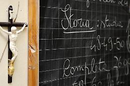 Mons. Pennisi. «Togliere il crocifisso dalle aule? È un aiuto a Salvini»