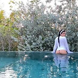 Vip tra Dubai e Maldive: Georgina in piscina scopre il lato B