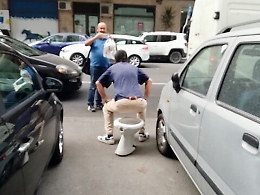 Water abbandonato in via Asiago scatena la "liscìa" dei catanesi