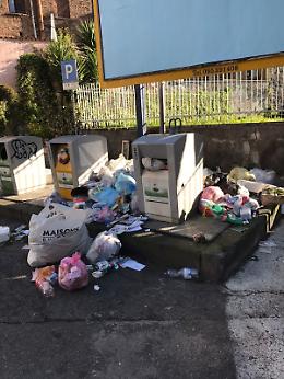 Rifiuti, i cassoni di piazza Maria Grazia Cutuli a Catania non vengono svuotati da giorni
