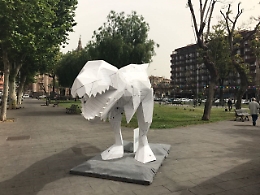 Catania,  spunta un dinosauro di sei metri in piazza Cavour
