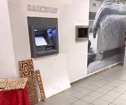 Riposto, assalto fallito al bancomat del centro commerciale