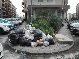 Spazzatura e topi morti all'angolo tra le vie Leopardi e P. Nicola: residenti denunciano da un anno