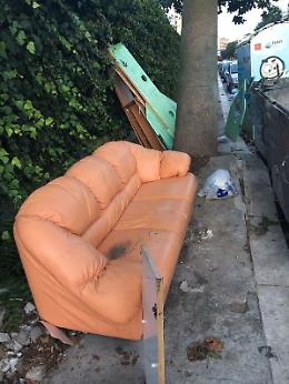 Palermo,discarica, abusiva davanti la scuola Bonanno di via Pitré