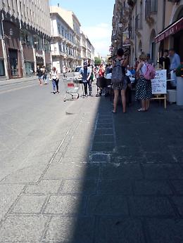 Marciapiede occupato dai tavolini in via Etnea: intransitabile, non solo per i disabili