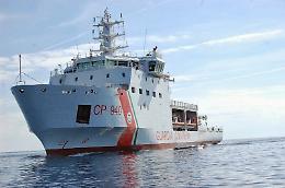 Nave Dattilo "scorta" il traghetto per Catania ripartito dopo avaria