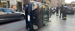 Si ribalta con l&rsquo;auto in pieno centro, una donna resta ferita