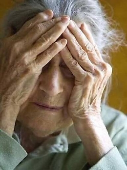 A Sciacca, i pazienti affetti da Alzheimer curati in strada, l'ira di Zappia