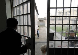 Caltanissetta, detenuto aggredisce due agenti penitenziari