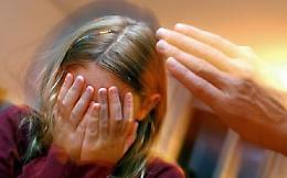 Catania, colpi alla nuca e offese ai bambini: sospesa maestra di scuola elementare