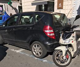 Catania, in via Umberto nei parcheggi riservati ai motorini