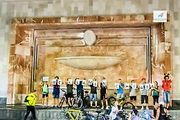 Il blitz di un gruppo di ciclisti alla Fontana Gioeni per dire: «Bella minchiata»