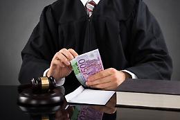 Catania, frode ai clienti sugli indennizzi da incassare, arrestato un avvocato