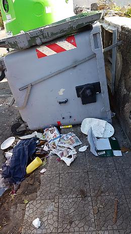 Catania, Via Paratore: rifiuti raccolti ma i cassonetti restano capovolti, perch&egrave;?