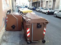 Catania, cassonetto blocca il passaggio pedonale in Via Impallomeni
