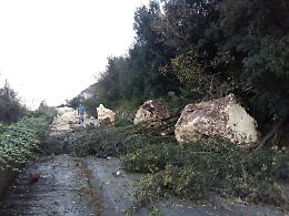 Una enorme frana sulla Sp 45 tra Montegrosso e Cassaro: auto sfiorata dai massi