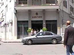 Uomo geloso picchia la moglie e si scaglia contro un passante