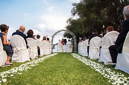 Matrimonio all'americana: rito e ricevimento 
in un’unica location. Anche in Sicilia è tendenza