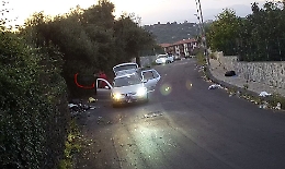 Aci Catena, beccati altri 100 sporcaccioni: il Comune diffonde le foto