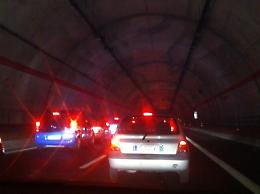 Auto in fiamme dentro galleria Grangiara su A20: sette feriti e 10 mezzi coinvolti