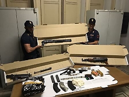 Catania, trovato arsenale in un vano ascensore