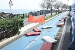 Catania, ancora una volta pista ciclabile vandalizzata