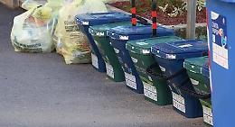 Non vuole rispettare turni differenziata e prende a pugni netturbino