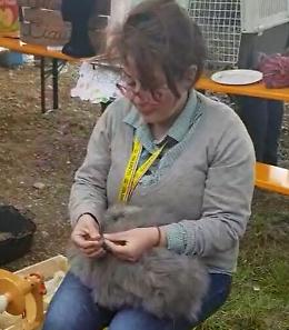 Giovanna, signora della lana d'Angora: «Da Catania alle Dolomiti, la mia vita agreste tra conigli e malghe»