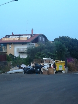 Catania, Viale Lanzerotti Pantano: cumulo di rifiuti di ogni genere