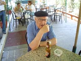 Nella sua "Vigata" il ricordo di Camilleri con birra e sigaretta