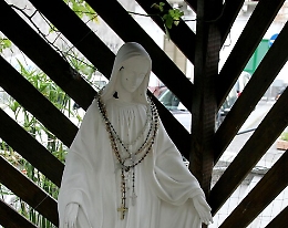 Sfigurata la statua della Madonna di via dell'Idria. Rubata anche aureola