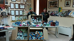Prodotti contraffatti nei mercati rionali del Nisseno: sequestri e denunce