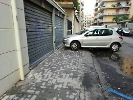 Catania, Via Vecchia Ognina: marciapiedi impraticabili per i pedoni