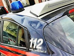 Motta S. Anastasia, ubriaca molesta i clienti del bar e poi danneggia l'auto dei carabinieri