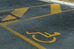 Catania, professionista parcheggia nel posto riservato e d&agrave; pugni a un disabile: denunciato