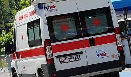 Palermo, auto si ribalta dopo scontro e finisce su binari tram: grave 29enne