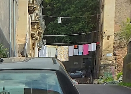 Catania: spettacolo indecoroso in pieno centro storico