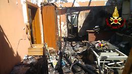 Notte di fuoco in via Fornai: distrutta falegnameria che realizzava casse da morto