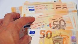 Acireale, cerca di acquistare uno smartphone con soldi falsi in un parcheggio: denunciato