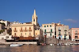 Lipari, fulmine colpisce campanile chiesa San Giuseppe: in 5 sfiorati da crollo pietre