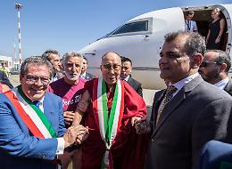 Il Dalai Lama è giunto a Catania: al via il suo tour siciliano tra Taormina, Messina e Palermo