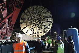 Catania, l'estrazione show della "talpa" della metro che ha paralizzato la Circonvallazione