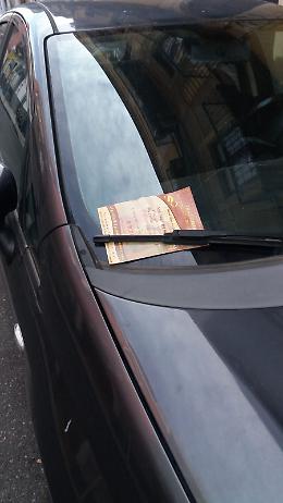 Catania: volantini sulle auto.