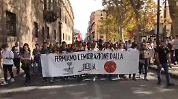 Si resti arrinesci, la marcia dei giovani siciliani contro la fuga dall'Isola