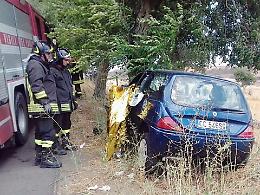 Auto contro un albero, muore un 79enne e tre persone ferite
